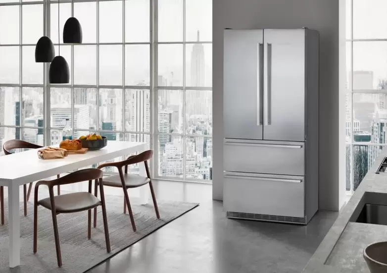 Um Energie zu sparen, stellen Sie den Kühlschrank vor Sonnenlicht geschützt auf